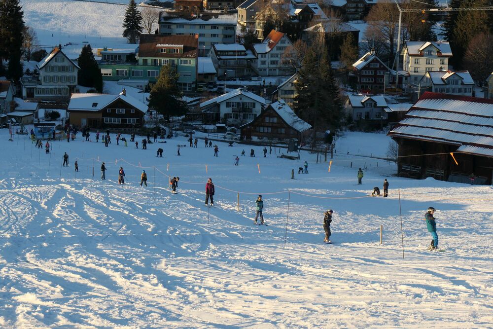 Vom 19. bis am 24. Dezember fiel Schnee, der bis zum Monatsende in der anhaltenden Kälte erhalten blieb. So konnte auch dieser Skilift in Speicher AR auf etwas über 900 Metern Meereshöhe am 27.12. betrieben werden.